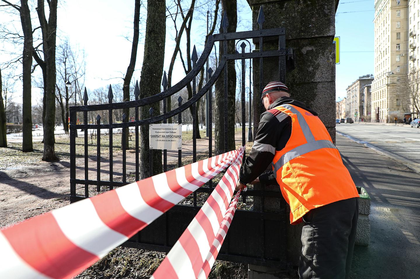 В Петербурге на просушку закрывают сады и парки