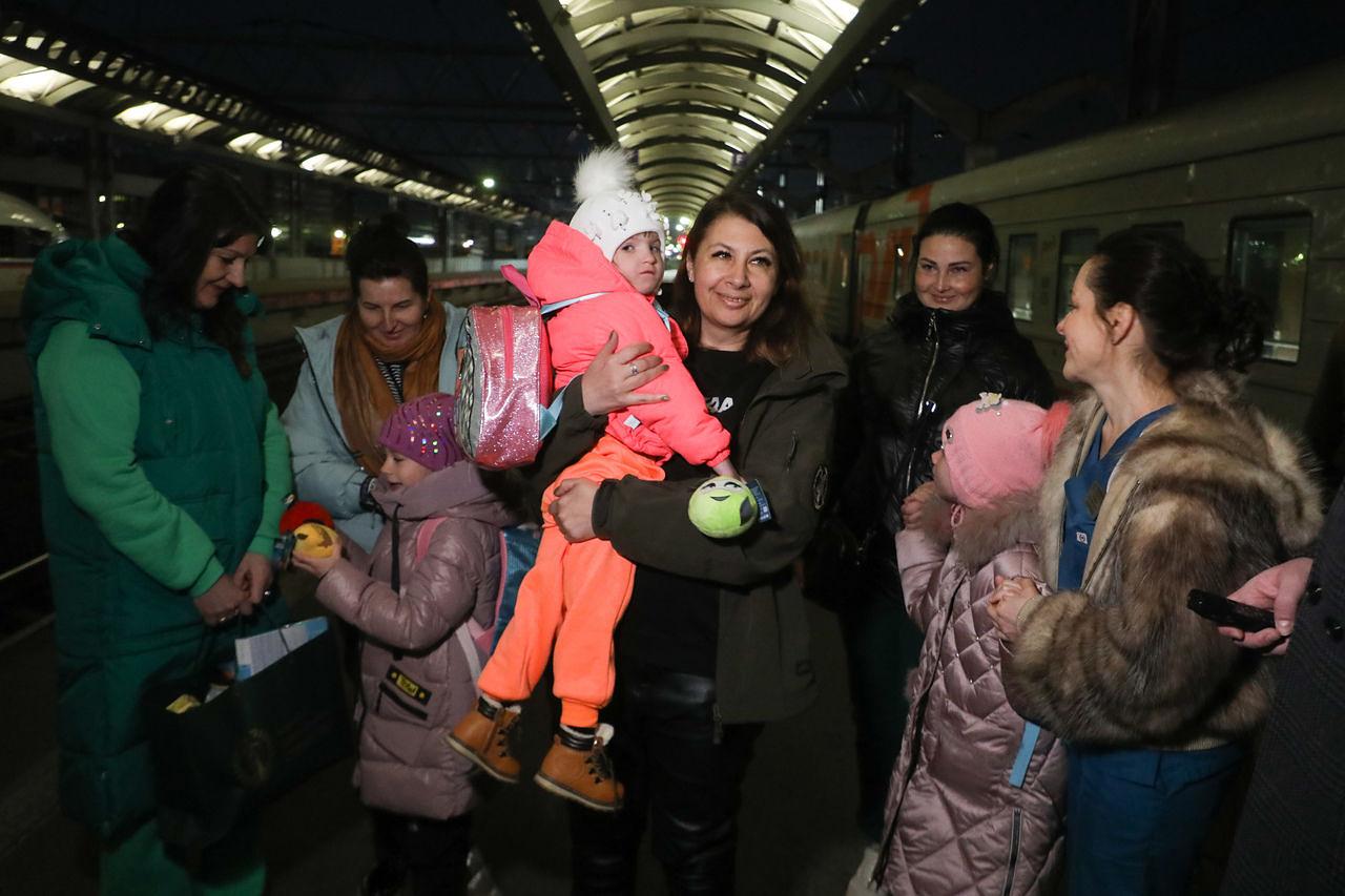 В Петербург на лечение прибыли дети из дома-интерната Луганска